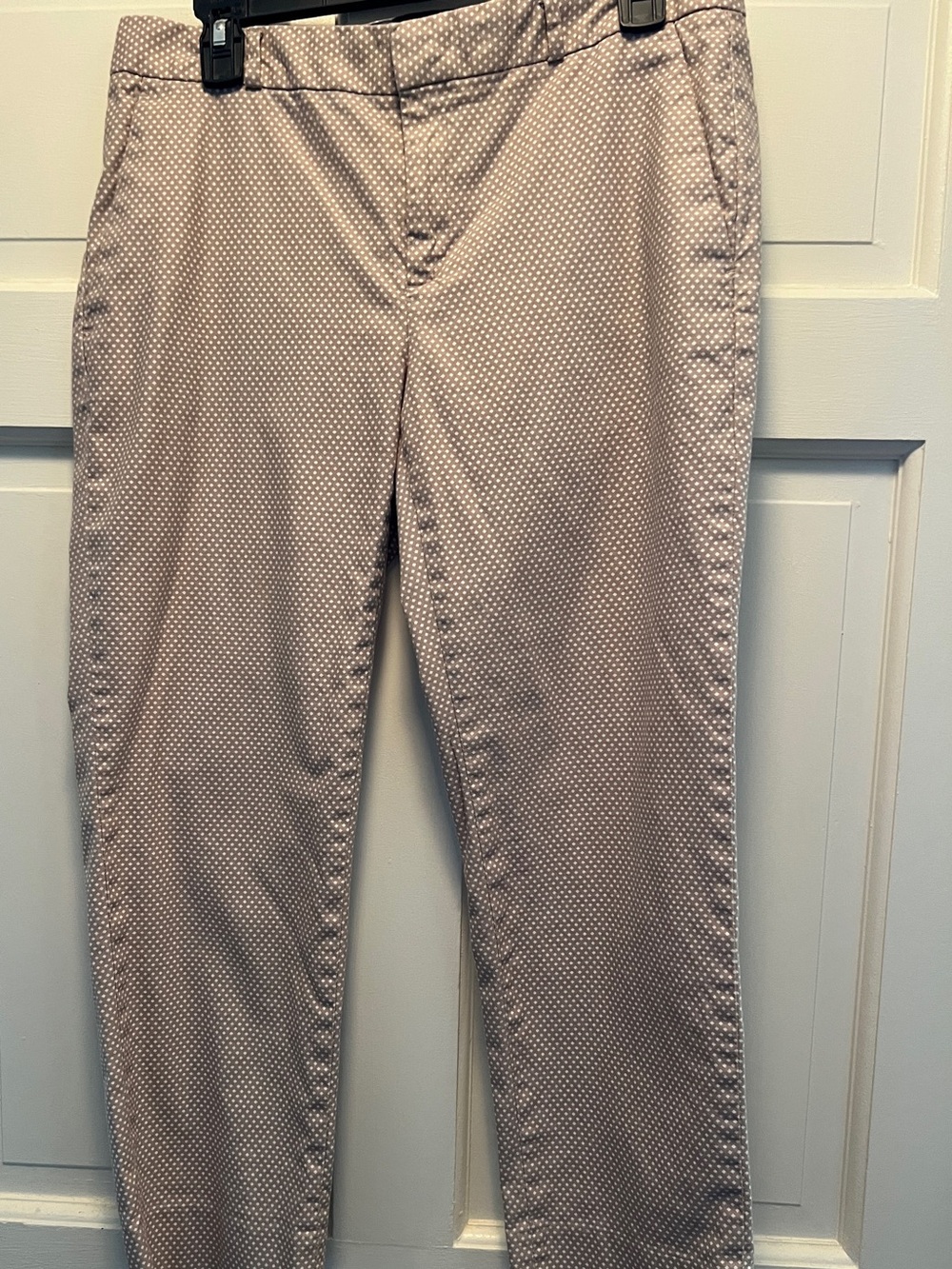 Women’s BANANA REPUBLIC Size 8 slightly cropped tan & white 🔸polka dot pants